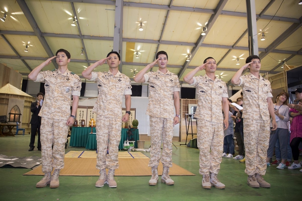 Song Joong Ki h&ocirc;n đ&agrave;n chị Song Hye Kyo m&ugrave;i mẫn, lạnh l&ugrave;ng với hươu Lee Kwang Soo - Ảnh 33.