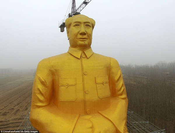 Dân Trung Quốc dựng tượng Mao Trạch Đông khổng lồ màu vàng ròng - Ảnh 8.