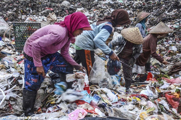 Bên trong núi rác nuôi sống 5.000 người dân nghèo Indonesia - Ảnh 3.