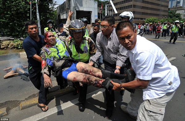 Những hình ảnh đáng sợ trong vụ đánh bom giữa thủ đô Indonesia - Ảnh 2.