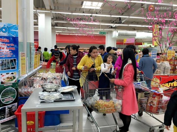 Lo sợ r&eacute;t đậm k&eacute;o d&agrave;i, người H&agrave; Nội tranh thủ đi mua thực phẩm t&iacute;ch trữ - Ảnh 6.