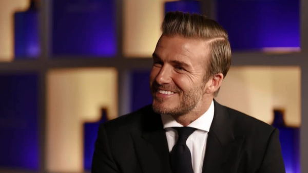 H&agrave; Hồ tiếp chuyện Beckham bằng tiếng Anh tr&ocirc;i chảy - Ảnh 3.