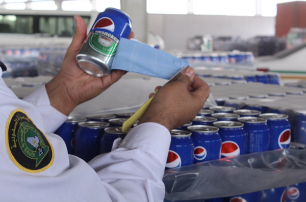 Bu&ocirc;n lậu kiểu Ả Rập Saudi: Ngụy trang 14 chai rượu b&ecirc;n trong quần l&oacute;t nhằm qua mắt hải quan - Ảnh 5.