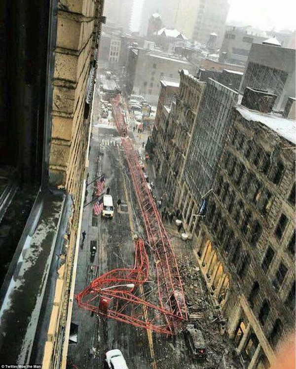 1 người chết, 3 người bị thương v&igrave; rơi cần trục xuống đường tại New York - Ảnh 2.