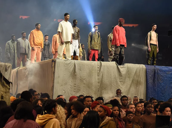 1200 mẫu phụ trong show Yeezy Season 3 phải mặc đồ secondhand thay vì đồ xịn - Ảnh 4.