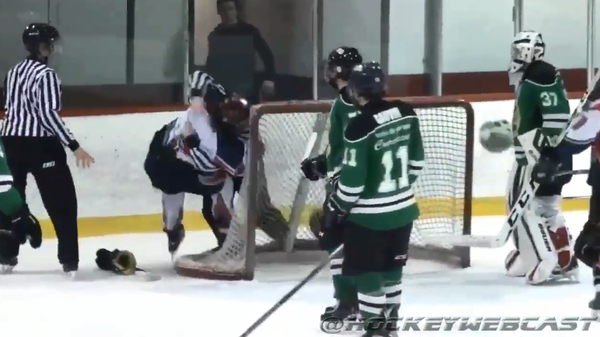 Cầu thủ hockey bị đấm gục v&igrave; nhổ nước bọt v&agrave;o mặt trọng t&agrave;i - Ảnh 4.