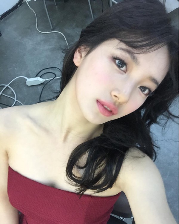 Suzy gây sốt với loạt ảnh selfie trang điểm, khẳng định danh hiệu nữ thần - Ảnh 2.