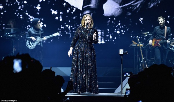 Adele bắt đầu đi tour, giúp fan cầu hôn ngay trong show đầu tiên - Ảnh 3.