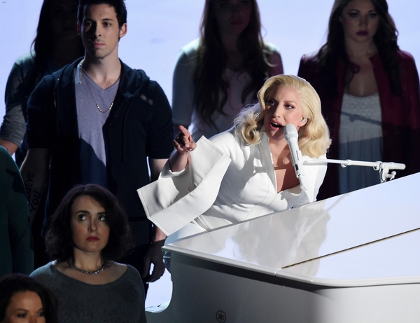 Xem xong Oscar, b&agrave; của Lady Gaga mới biết c&ocirc; từng bị tấn c&ocirc;ng t&igrave;nh dục - Ảnh 1.
