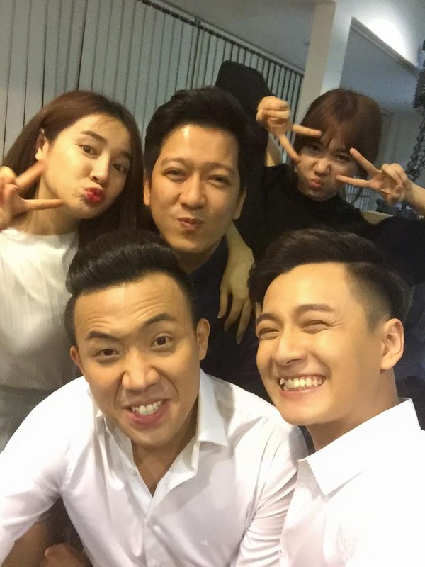 Trấn Thành - Hari Won nhắng nhít selfie cùng Trường Giang - Nhã Phương - Ảnh 2.