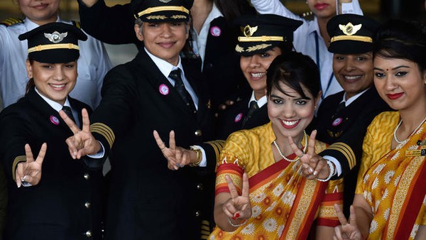 Chuyến bay có phi hành đoàn toàn nữ giới nhân ngày 8/3 - Ảnh 7.