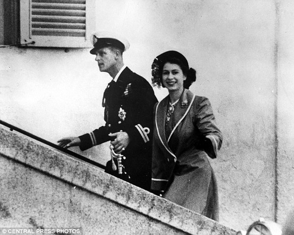 Ch&ugrave;m ảnh chứng minh mối t&igrave;nh đẹp như mơ của Nữ ho&agrave;ng Elizabeth - Ảnh 3.