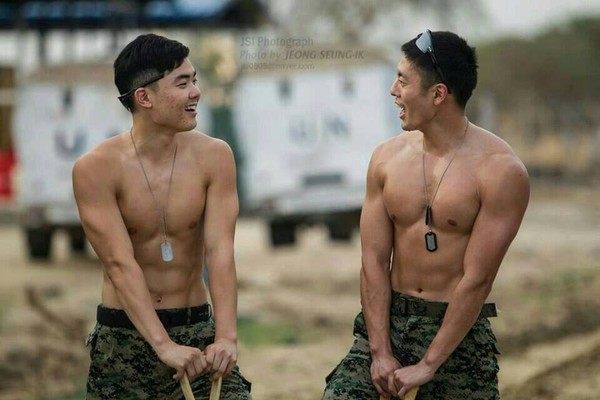 Lính lục quân chuẩn Hàn Quốc còn nhiều múi hơn cả trong Hậu duệ Mặt trời - Ảnh 3.