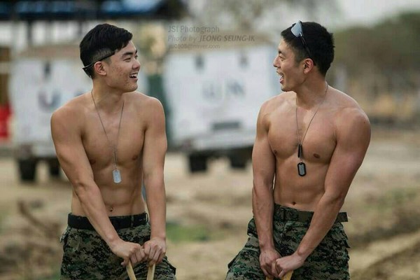 L&iacute;nh lục qu&acirc;n chuẩn H&agrave;n Quốc c&ograve;n nhiều m&uacute;i hơn cả trong Hậu duệ Mặt trời - Ảnh 3.