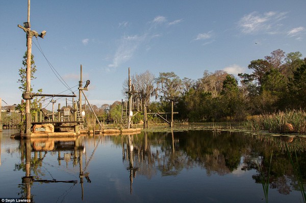 Hình ảnh ghê rợn bên trong công viên nước bỏ hoang 15 năm của Disney - Ảnh 2.