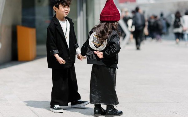 Góc tối phía sau những đứa trẻ sành điệu trong tuần lễ thời trang Seoul - Ảnh 1.