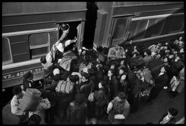 Chùm ảnh: Cuộc sống muôn màu trong bộ ảnh đen trắng trên những chuyến tàu xưa - Ảnh 2.