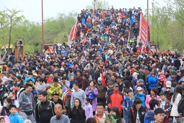 Đ&acirc;y ch&iacute;nh l&agrave; cảnh tượng ở n&uacute;i Th&aacute;i Sơn v&agrave; Vạn L&yacute; Trường Th&agrave;nh cuối tuần qua - Ảnh 4.