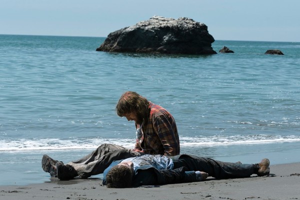 Harry Porter Daniel Radcliffe biến thành xác chết biết xì hơi trong trailer của Swiss Army Man   - Ảnh 4.