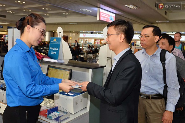 Nh&acirc;n vi&ecirc;n Vietnam Airlines mặc &aacute;o Đo&agrave;n thanh ni&ecirc;n phục vụ h&agrave;nh kh&aacute;ch trong chuyến bay ng&agrave;y 26/3 - Ảnh 2.