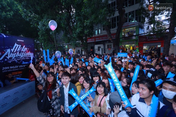 Sơn T&ugrave;ng căng thẳng, lạnh l&ugrave;ng trong hậu trường liveshow ở H&agrave; Nội - Ảnh 19.