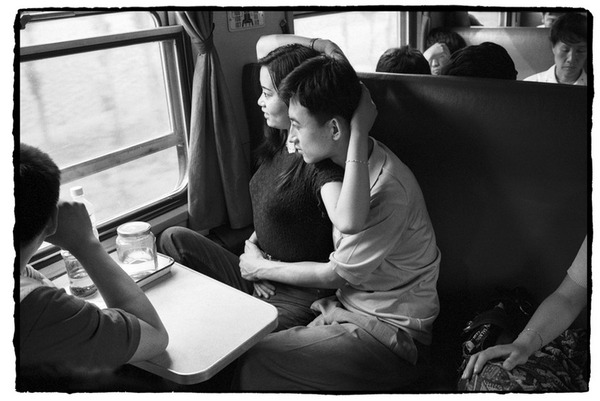 Chùm ảnh: Cuộc sống muôn màu trong bộ ảnh đen trắng trên những chuyến tàu xưa - Ảnh 20.