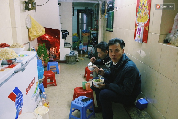 Quán xôi thịt rán đông khách xếp hàng lúc đêm muộn ở Hà Nội - Ảnh 2.