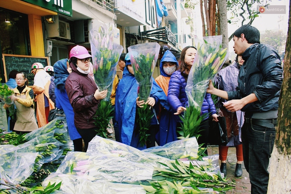 Người Hà Nội đội mưa đi mua hoa ly ủng hộ nông dân Tây Tựu - Ảnh 3.