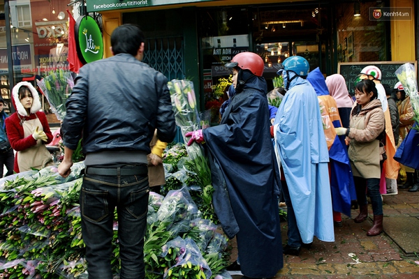 Người Hà Nội đội mưa đi mua hoa ly ủng hộ nông dân Tây Tựu - Ảnh 2.