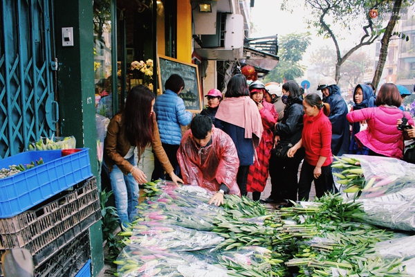 Người Hà Nội đội mưa đi mua hoa ly ủng hộ nông dân Tây Tựu - Ảnh 9.