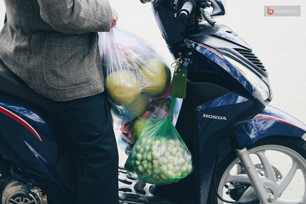 Lo sợ r&eacute;t đậm k&eacute;o d&agrave;i, người H&agrave; Nội tranh thủ đi mua thực phẩm t&iacute;ch trữ - Ảnh 3.