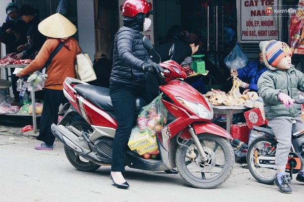 Lo sợ r&eacute;t đậm k&eacute;o d&agrave;i, người H&agrave; Nội tranh thủ đi mua thực phẩm t&iacute;ch trữ - Ảnh 2.