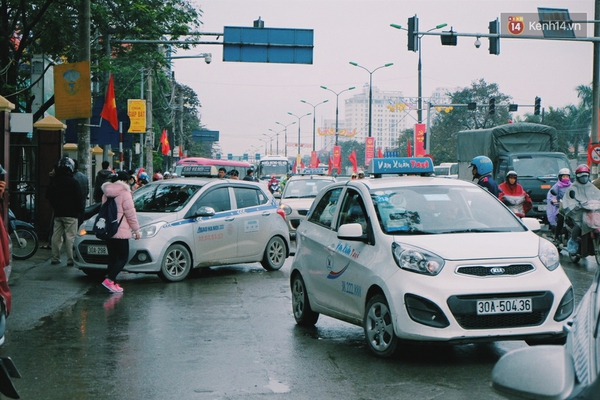 Phát điên vì chờ bắt taxi ở Hà Nội những ngày cận Tết - Ảnh 2.