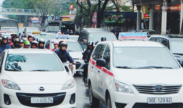 Phát điên vì chờ bắt taxi ở Hà Nội những ngày cận Tết - Ảnh 3.