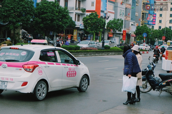 Phát điên vì chờ bắt taxi ở Hà Nội những ngày cận Tết - Ảnh 1.