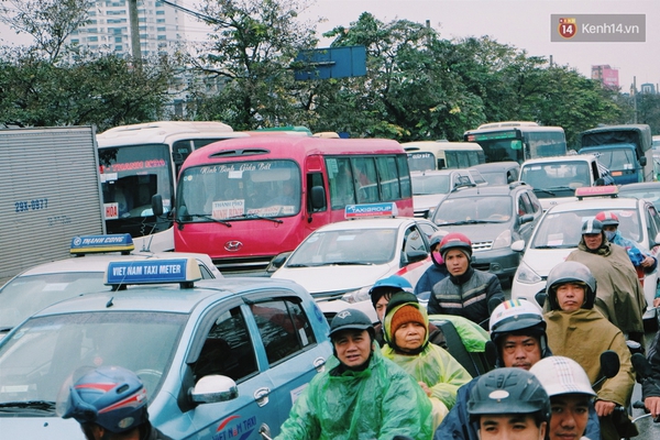 Phát điên vì chờ bắt taxi ở Hà Nội những ngày cận Tết - Ảnh 4.