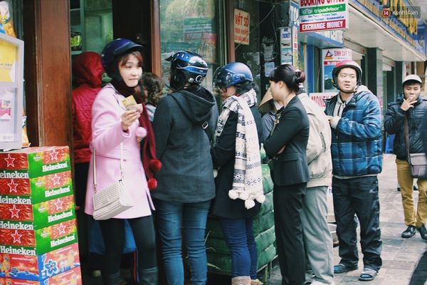Cuối tuần, người H&agrave; Nội h&aacute;o hức xếp h&agrave;ng mua gi&ograve; chả, b&aacute;nh chưng c&uacute;ng &ocirc;ng C&ocirc;ng, &ocirc;ng T&aacute;o - Ảnh 1.