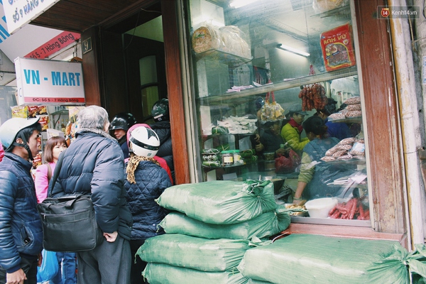 Cuối tuần, người Hà Nội háo hức xếp hàng mua giò chả, bánh chưng cúng ông Công, ông Táo - Ảnh 3.