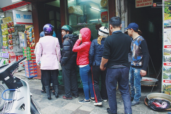 Cuối tuần, người Hà Nội háo hức xếp hàng mua giò chả, bánh chưng cúng ông Công, ông Táo - Ảnh 2.