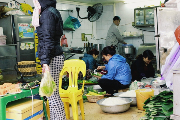 Cuối tuần, người Hà Nội háo hức xếp hàng mua giò chả, bánh chưng cúng ông Công, ông Táo - Ảnh 6.