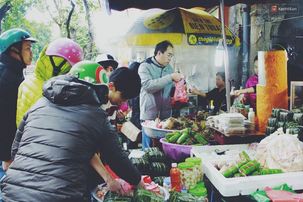 Cuối tuần, người Hà Nội háo hức xếp hàng mua giò chả, bánh chưng cúng ông Công, ông Táo - Ảnh 7.