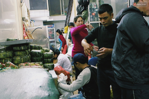Cuối tuần, người H&agrave; Nội h&aacute;o hức xếp h&agrave;ng mua gi&ograve; chả, b&aacute;nh chưng c&uacute;ng &ocirc;ng C&ocirc;ng, &ocirc;ng T&aacute;o - Ảnh 5.