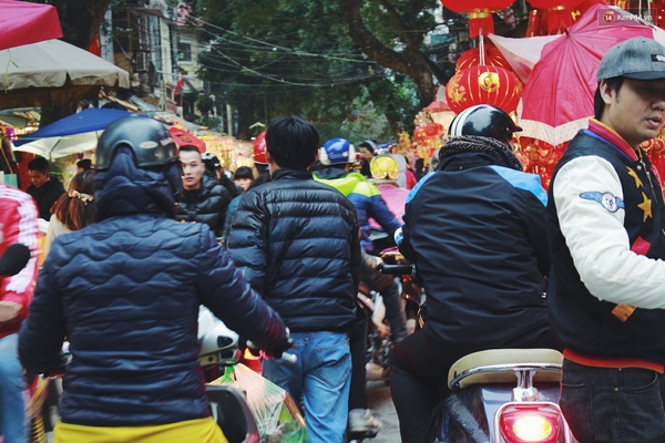 Chen lấn mua sắm ở những khu chợ đẹp nhất Hà Nội ngày cận Tết - Ảnh 5.