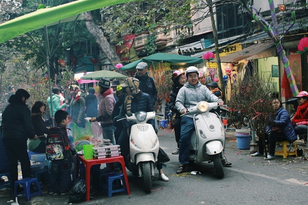 Chen lấn mua sắm ở những khu chợ đẹp nhất Hà Nội ngày cận Tết - Ảnh 7.