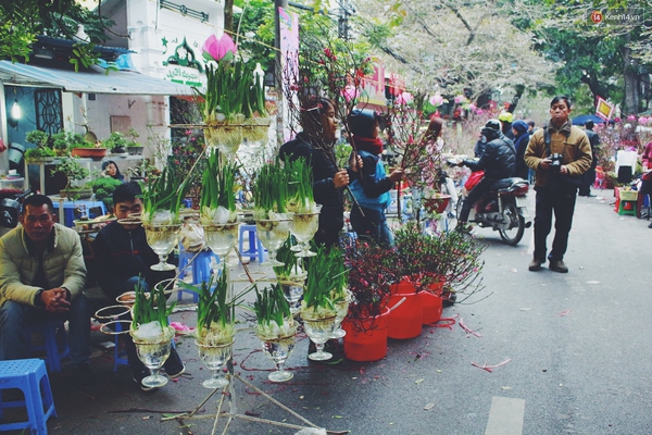Chen lấn mua sắm ở những khu chợ đẹp nhất Hà Nội ngày cận Tết - Ảnh 9.