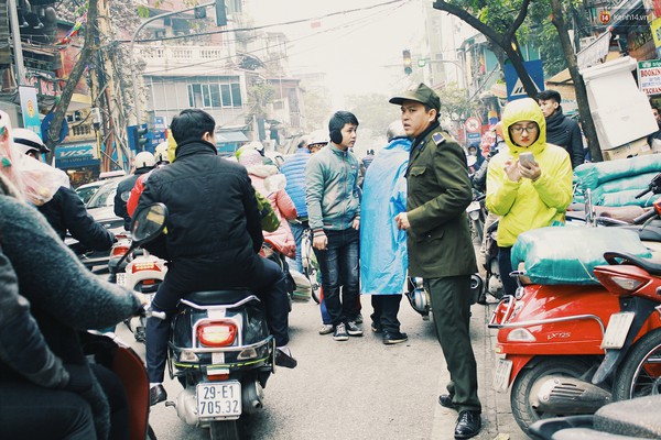 Phố H&agrave;ng B&ocirc;ng tắc d&agrave;i v&igrave; người H&agrave; Nội đổ x&ocirc; xếp h&agrave;ng chờ mua b&aacute;nh chưng, gi&ograve; chả - Ảnh 8.