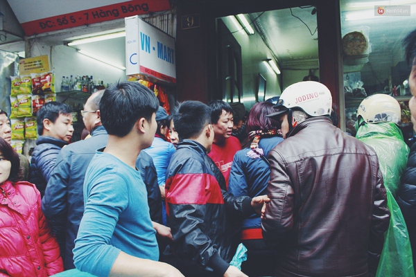 Phố H&agrave;ng B&ocirc;ng tắc d&agrave;i v&igrave; người H&agrave; Nội đổ x&ocirc; xếp h&agrave;ng chờ mua b&aacute;nh chưng, gi&ograve; chả - Ảnh 7.