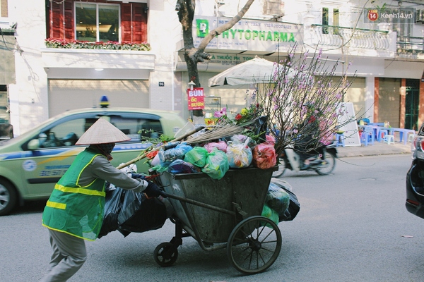 Mùng 6 Tết, những cành đào tiền triệu vứt la liệt ngoài vỉa hè - Ảnh 2.