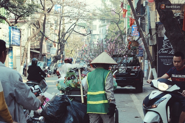 Mùng 6 Tết, những cành đào tiền triệu vứt la liệt ngoài vỉa hè - Ảnh 11.