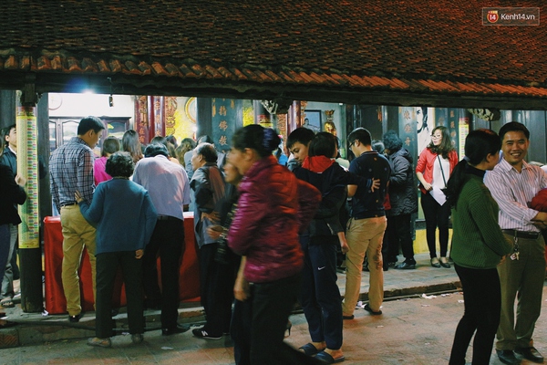 Người Hà Nội chen nhau đăng ký dự đại lễ cầu an và dâng sao giải hạn ở chùa Phúc Khánh - Ảnh 1.